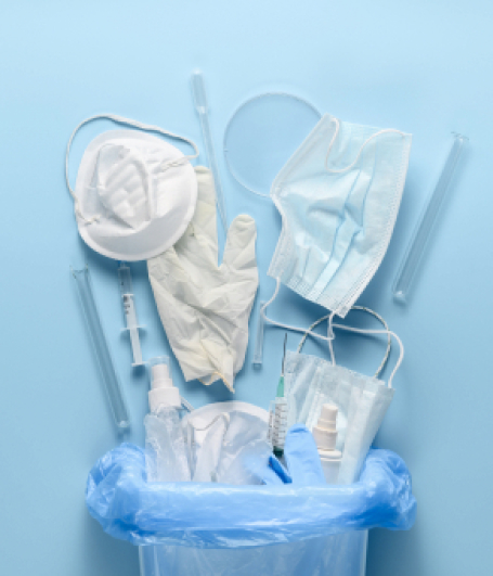 Limbah medis seperti masker, sarung tangan, dan botol di tempat sampah