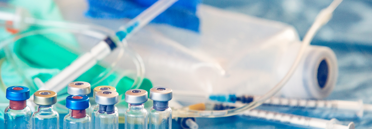Perlengkapan medis dan botol obat