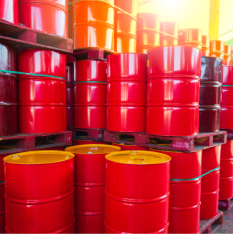 Drum bahan kimia tersusun di area industri